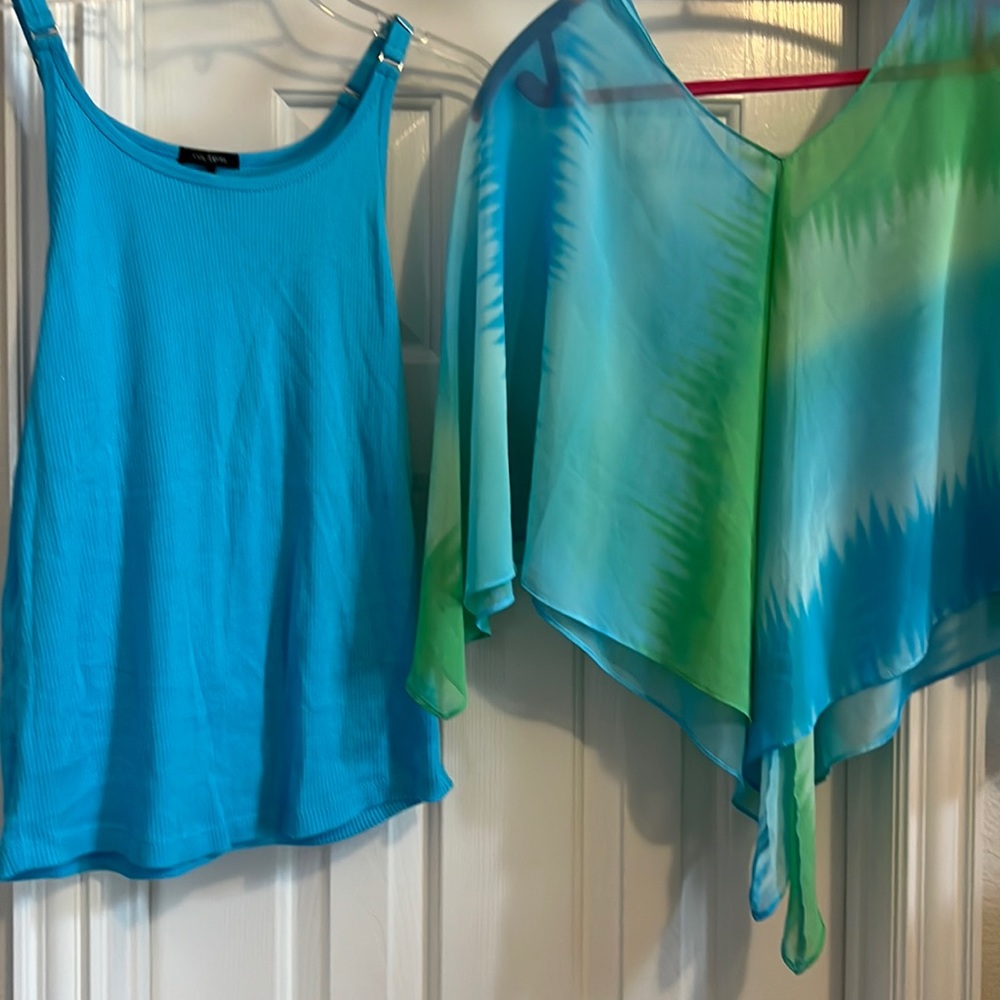 Woman’s Daisy Fuentes blue shirt set, Sizes XL & one size fits all